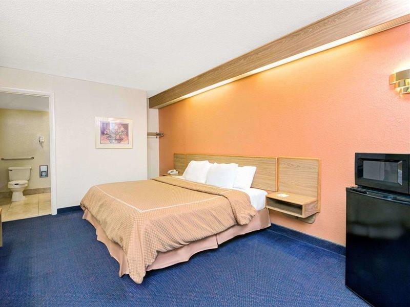 Days Inn By Wyndham Charlotte Northlake Exterior photo