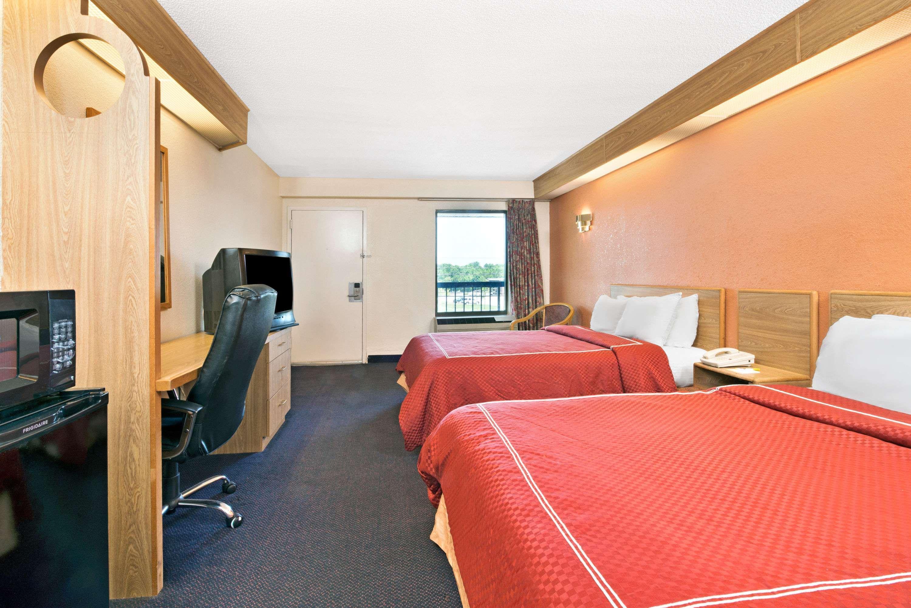 Days Inn By Wyndham Charlotte Northlake Exterior photo