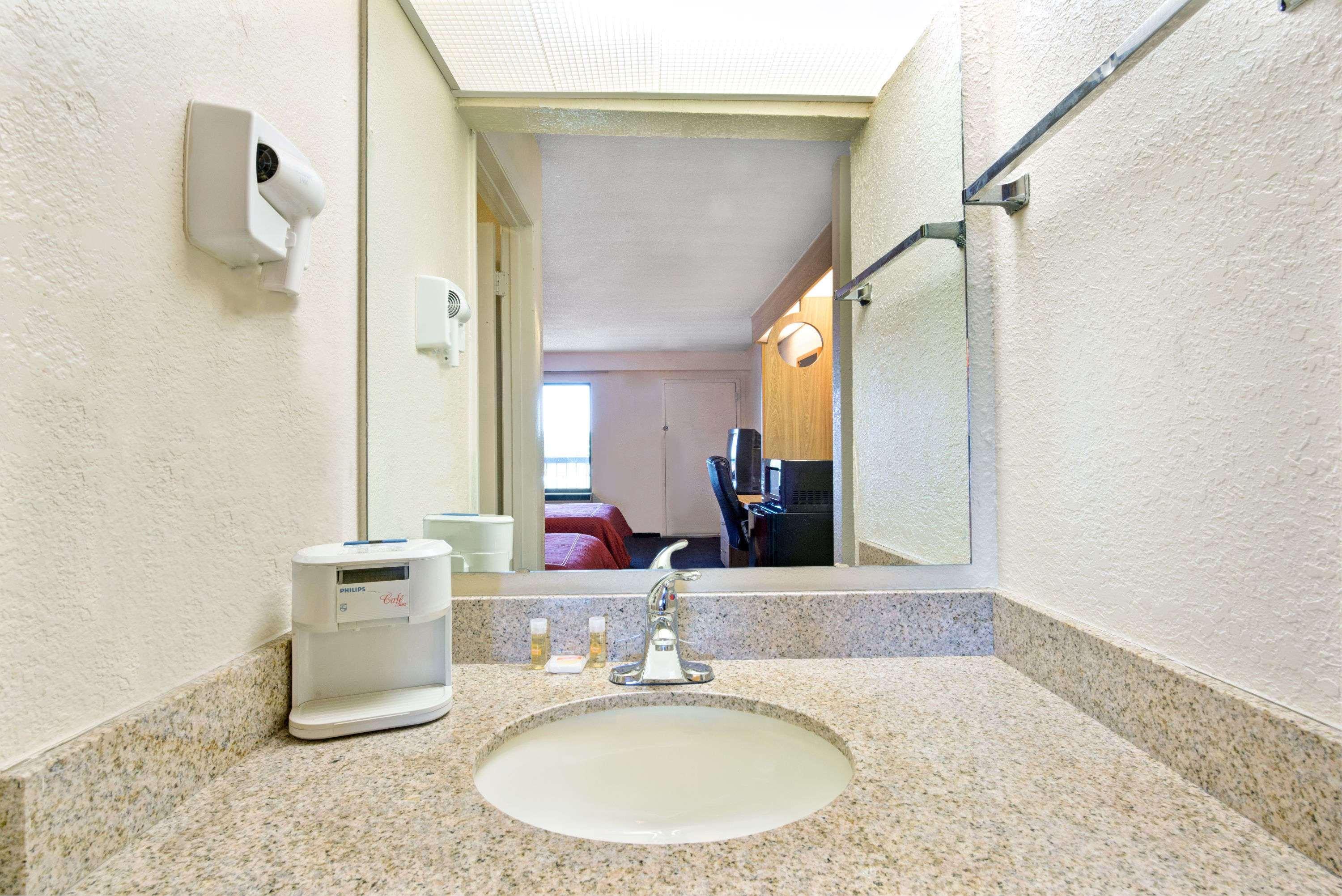 Days Inn By Wyndham Charlotte Northlake Exterior photo