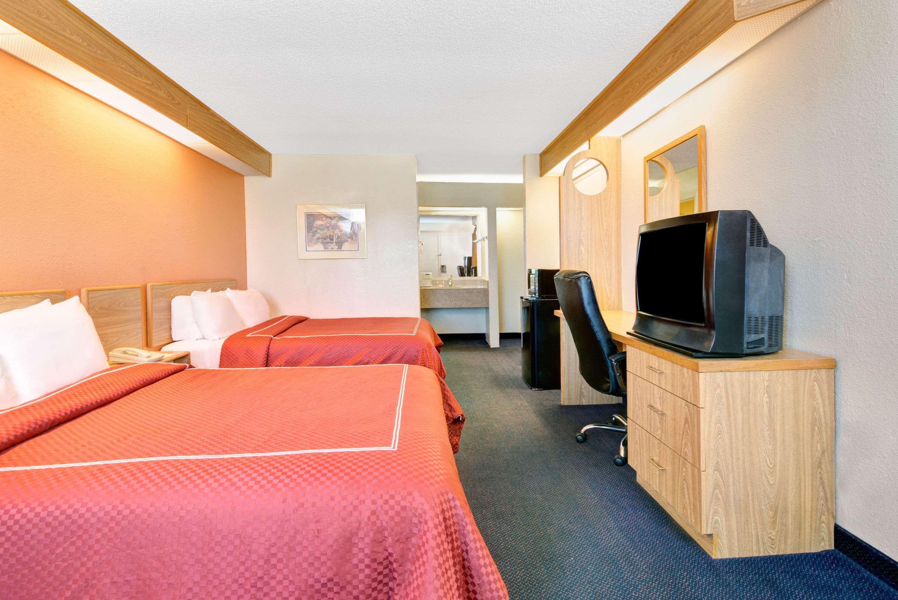 Days Inn By Wyndham Charlotte Northlake Exterior photo