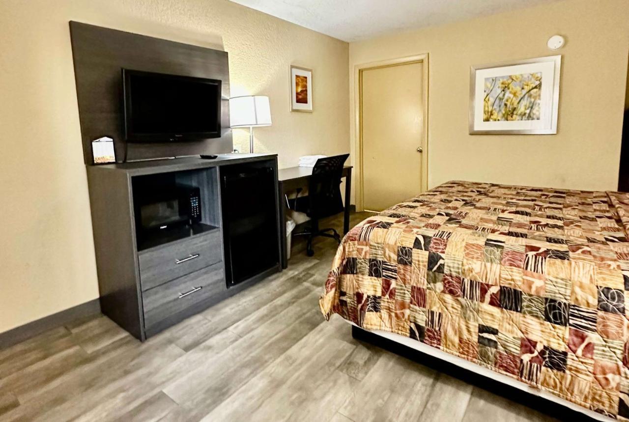 Days Inn By Wyndham Charlotte Northlake Exterior photo