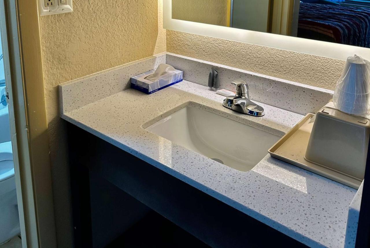 Days Inn By Wyndham Charlotte Northlake Exterior photo