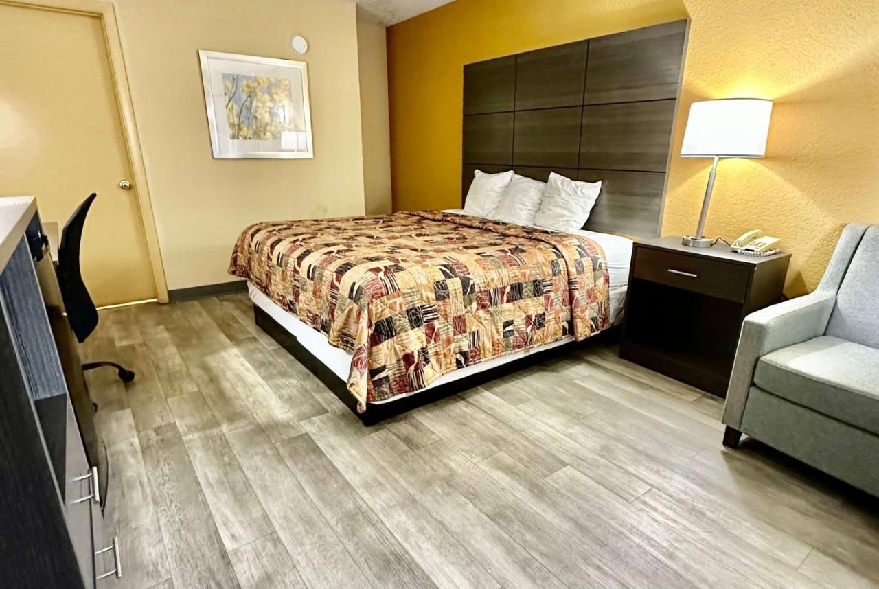 Days Inn By Wyndham Charlotte Northlake Exterior photo