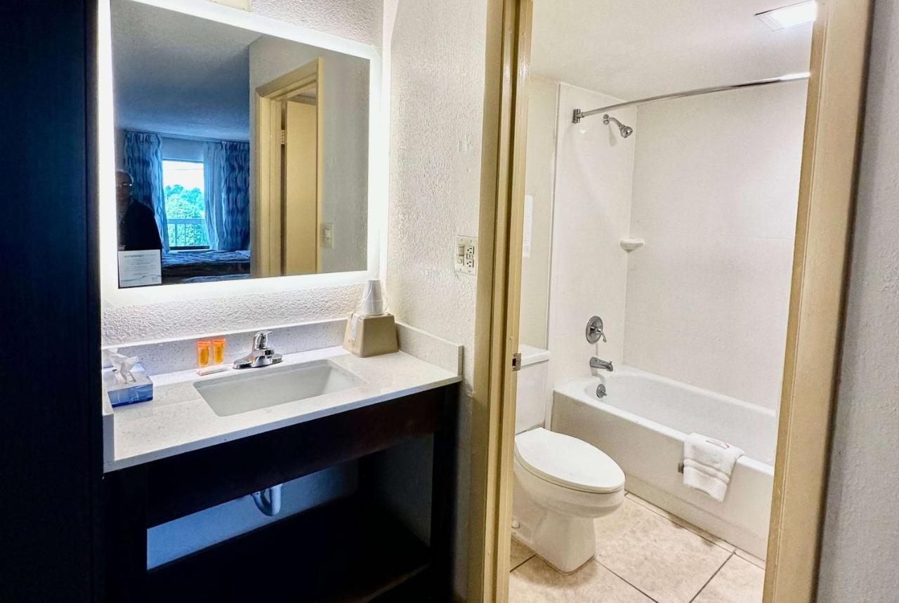 Days Inn By Wyndham Charlotte Northlake Exterior photo