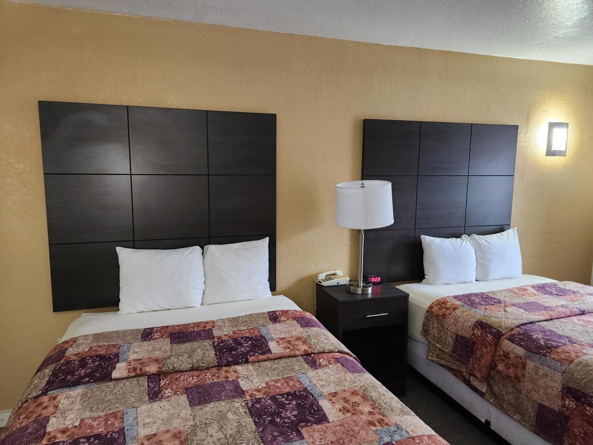 Days Inn By Wyndham Charlotte Northlake Exterior photo