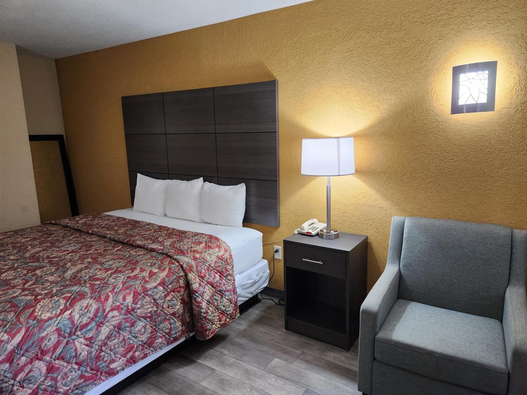 Days Inn By Wyndham Charlotte Northlake Exterior photo