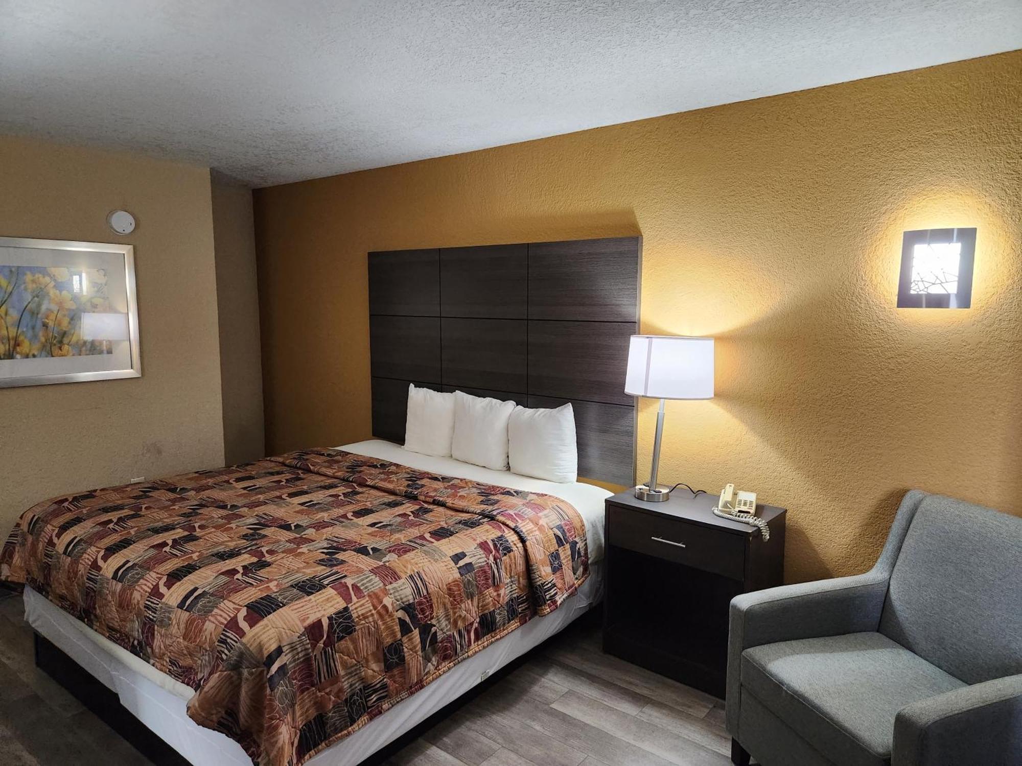 Days Inn By Wyndham Charlotte Northlake Exterior photo