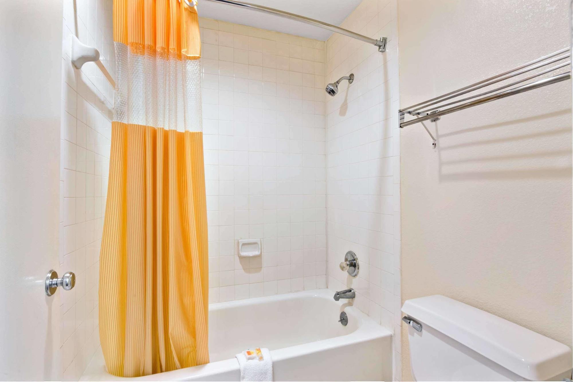 Days Inn By Wyndham Charlotte Northlake Exterior photo